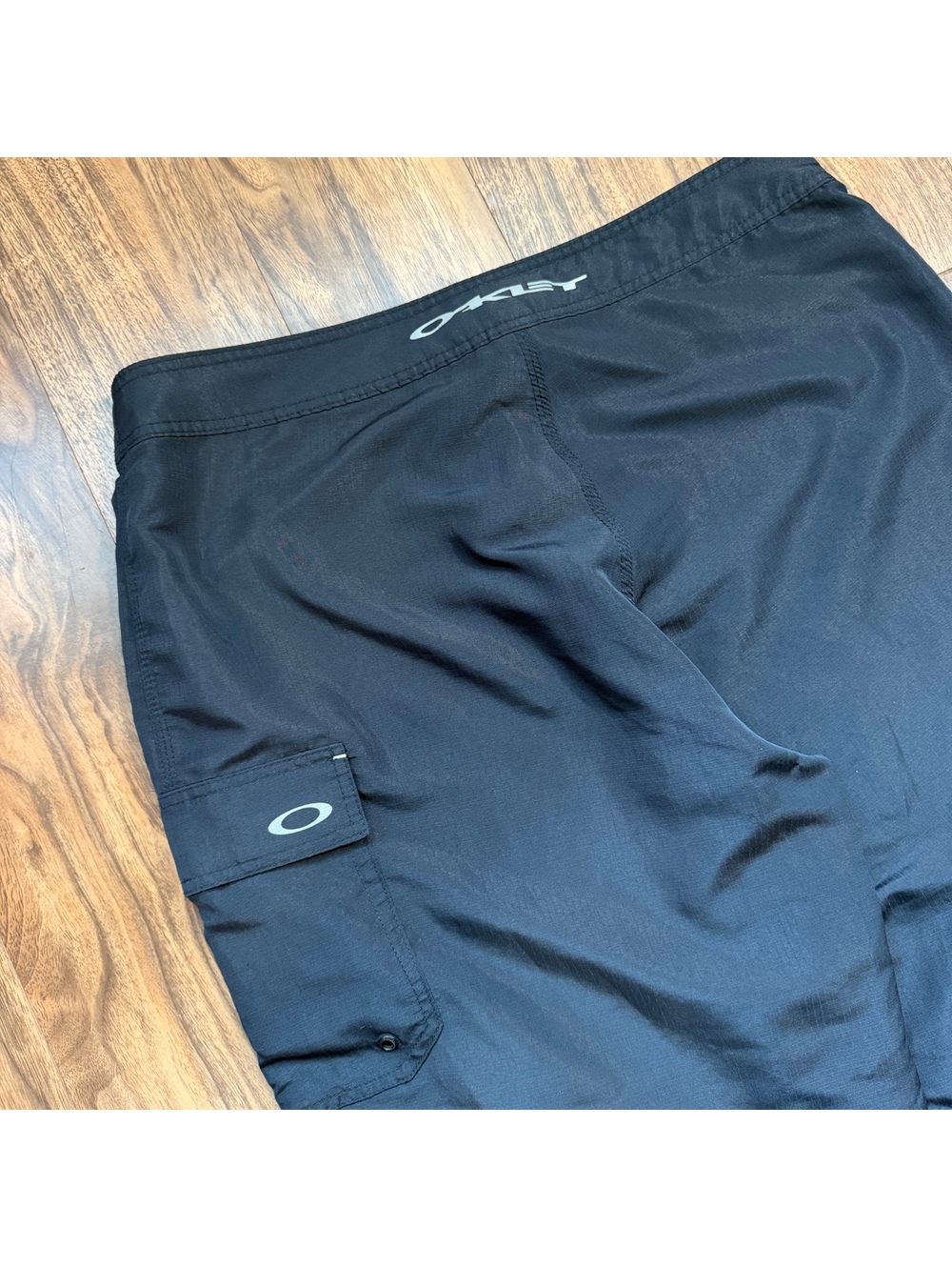 Vintage Y2K Oakley Mens Board Shorts Size 38 Black Cargo Pocket Surf Swim Trunks
